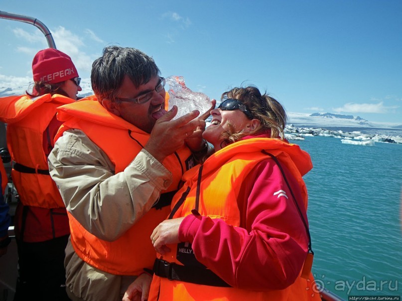 По лагуне причудливо-тающих льдов на плавающем авто-корабле