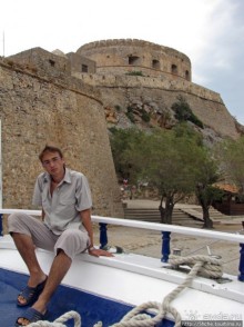 Дикие берега залива Мирабелла и песчаный пляж средь камней