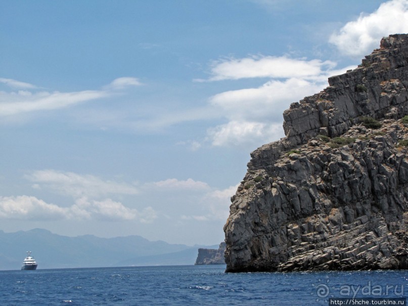 Дикие берега залива Мирабелла и песчаный пляж средь камней