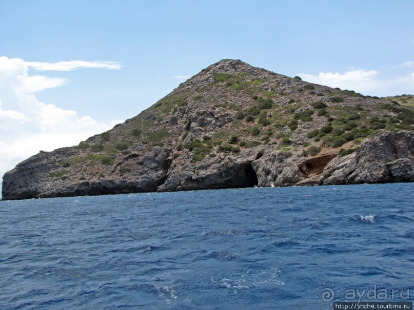 Дикие берега залива Мирабелла и песчаный пляж средь камней