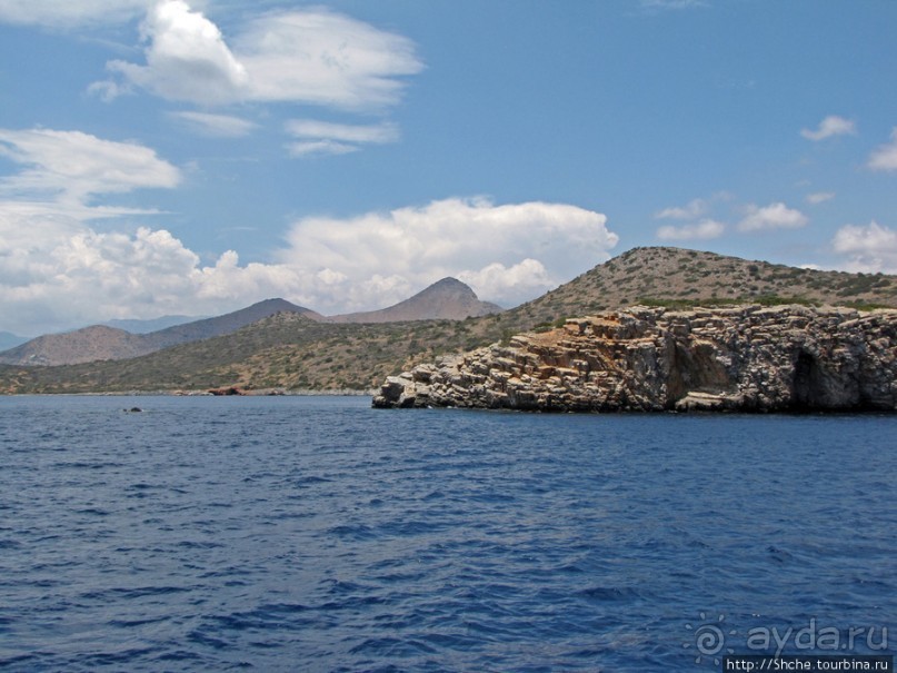 Дикие берега залива Мирабелла и песчаный пляж средь камней