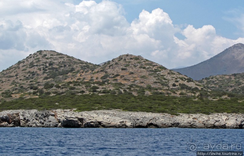 Дикие берега залива Мирабелла и песчаный пляж средь камней