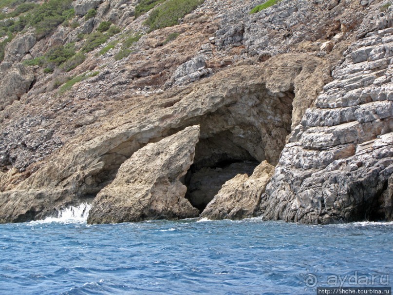 Дикие берега залива Мирабелла и песчаный пляж средь камней