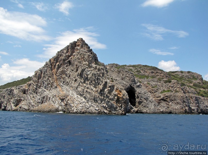 Дикие берега залива Мирабелла и песчаный пляж средь камней