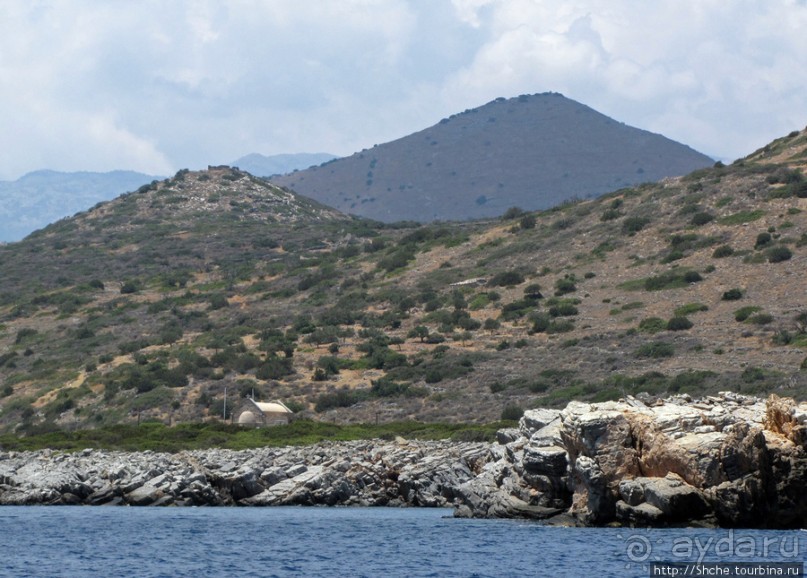 Дикие берега залива Мирабелла и песчаный пляж средь камней