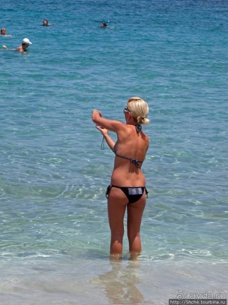 Дикие берега залива Мирабелла и песчаный пляж средь камней