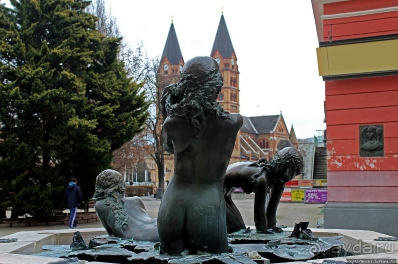 Три Грации" — видение венгерское скульптора Тибора Борбаса