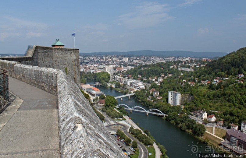 Безансон, взгляд на город и окрестности с высоты цитадели