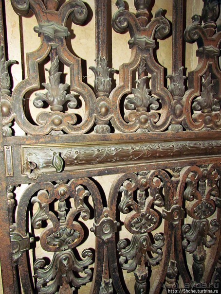 Мраморная базилика, размером с собор — все оттенки розового