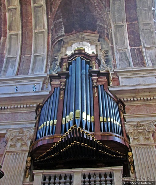 Мраморная базилика, размером с собор — все оттенки розового