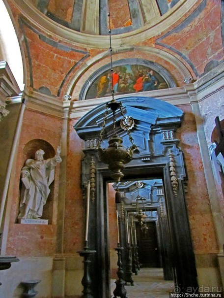 Мраморная базилика, размером с собор — все оттенки розового