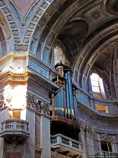 Мраморная базилика, размером с собор — все оттенки розового