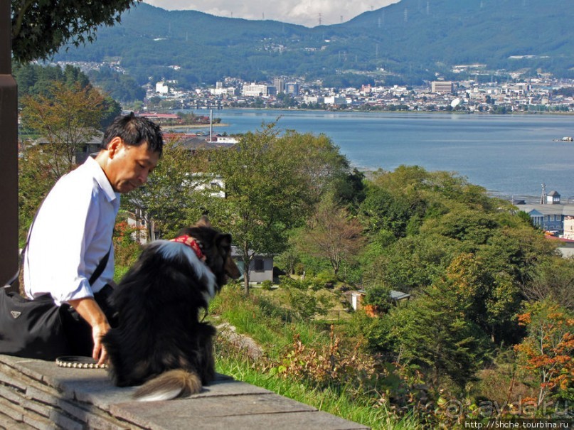 Короткая остановка с видом на озеро Suwako