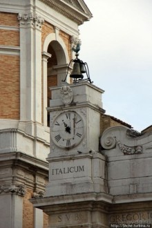 Рассмотрим по-внимательнее... детали Лорето