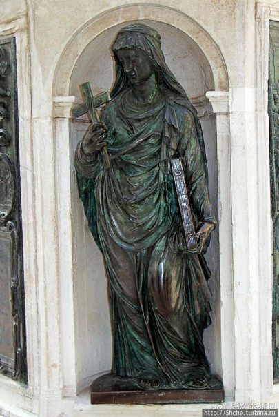 Рассмотрим по-внимательнее... детали Лорето