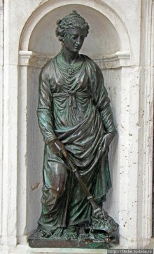 Рассмотрим по-внимательнее... детали Лорето