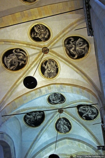 Рассмотрим по-внимательнее... детали Лорето