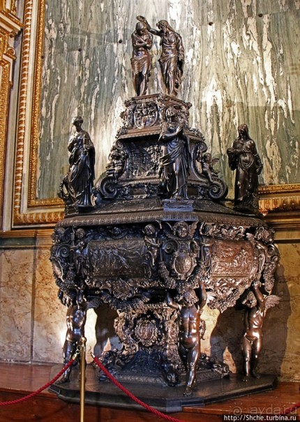 Рассмотрим по-внимательнее... детали Лорето