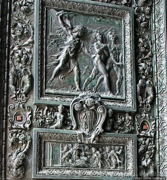 Рассмотрим по-внимательнее... детали Лорето