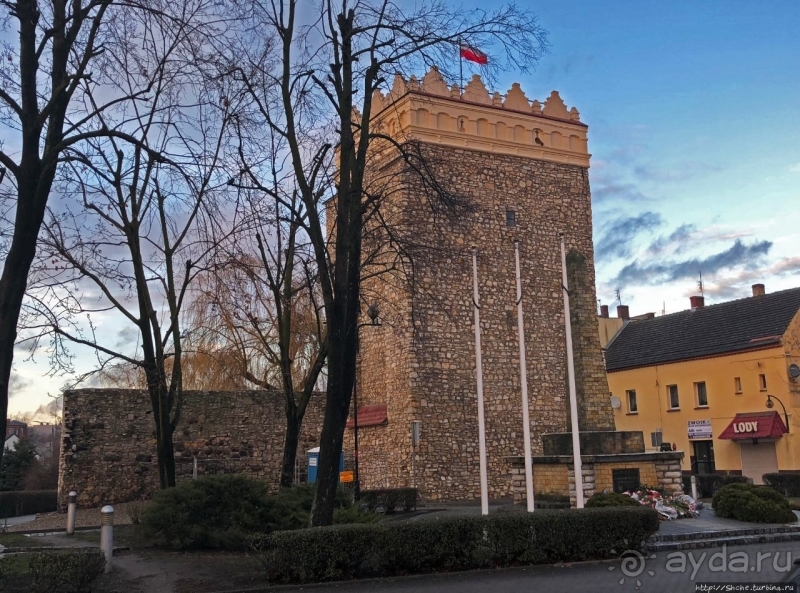 Городские стены Крапковице с башней Верхних ворот XIV века