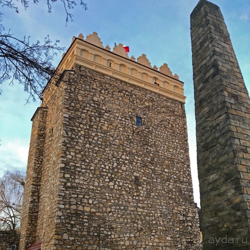 Городские стены Крапковице с башней Верхних ворот XIV века