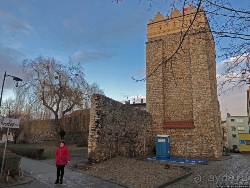 Городские стены Крапковице с башней Верхних ворот XIV века