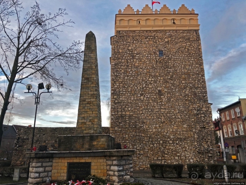 Городские стены Крапковице с башней Верхних ворот XIV века