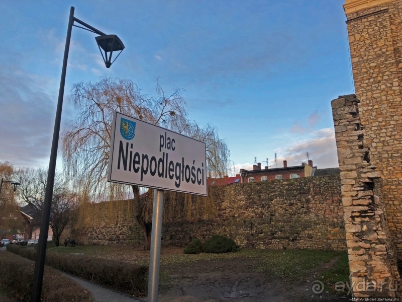 Городские стены Крапковице с башней Верхних ворот XIV века