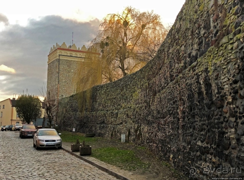 Городские стены Крапковице с башней Верхних ворот XIV века