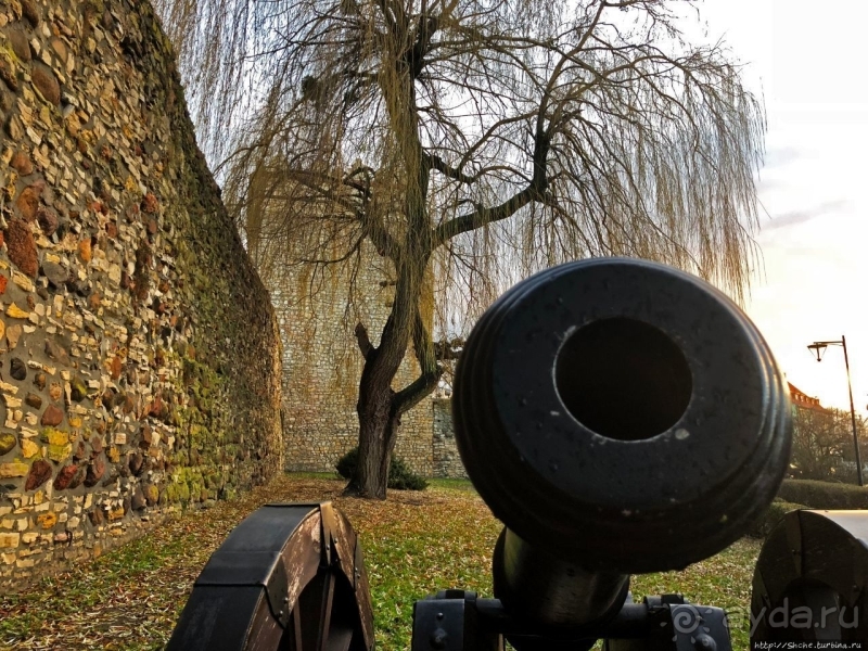 Городские стены Крапковице с башней Верхних ворот XIV века