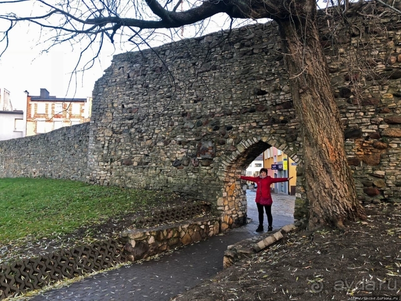 Городские стены Крапковице с башней Верхних ворот XIV века