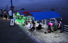 Ночной рынок морепродуктов на искусственном моле в Вонсане