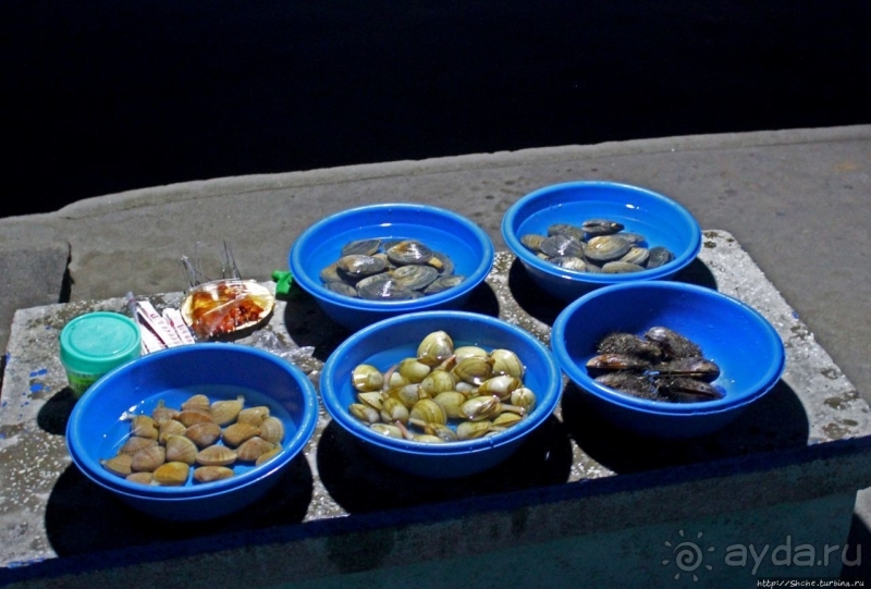 Ночной рынок морепродуктов на искусственном моле в Вонсане