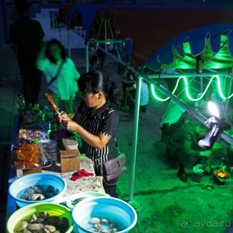 Ночной рынок морепродуктов на искусственном моле в Вонсане