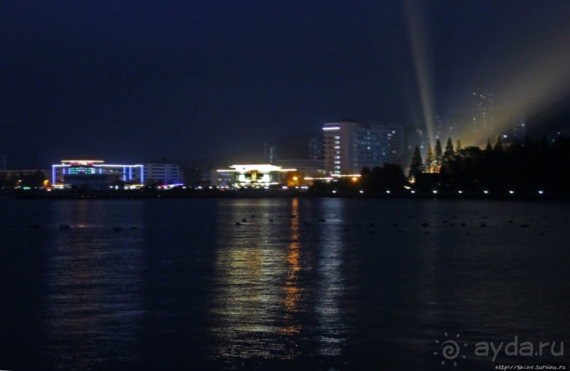 Ночной рынок морепродуктов на искусственном моле в Вонсане