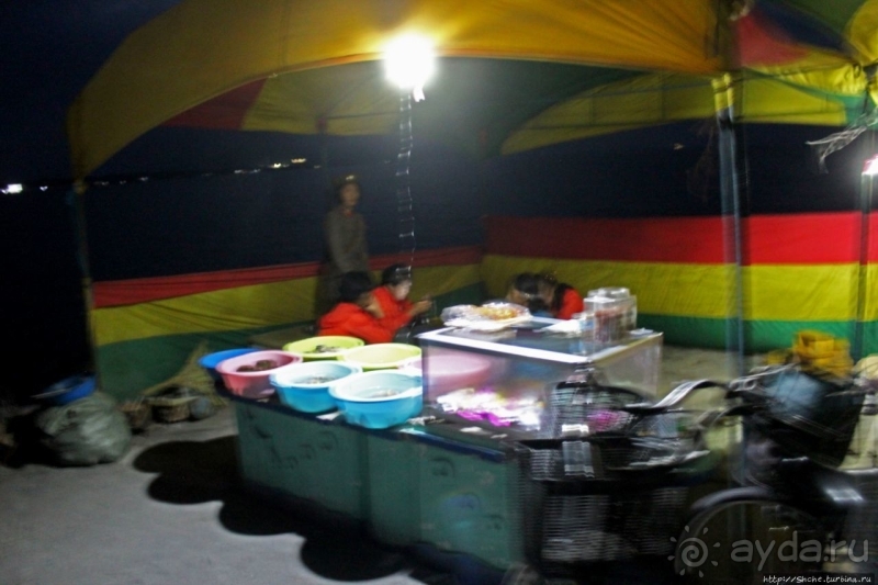 Ночной рынок морепродуктов на искусственном моле в Вонсане