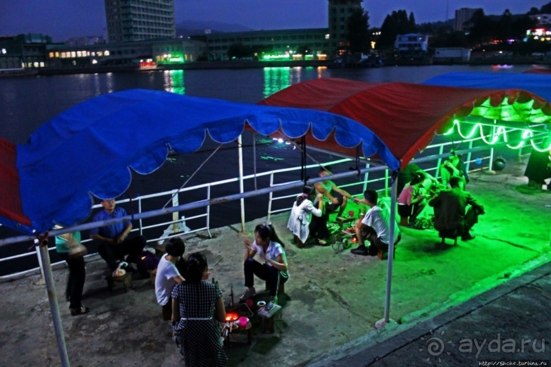 Ночной рынок морепродуктов на искусственном моле в Вонсане