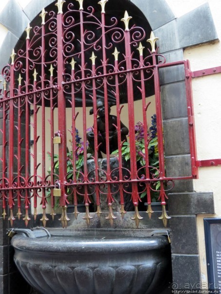 Кто писает в Брюсселе по утрам? Мальчик, девочка, ... собака