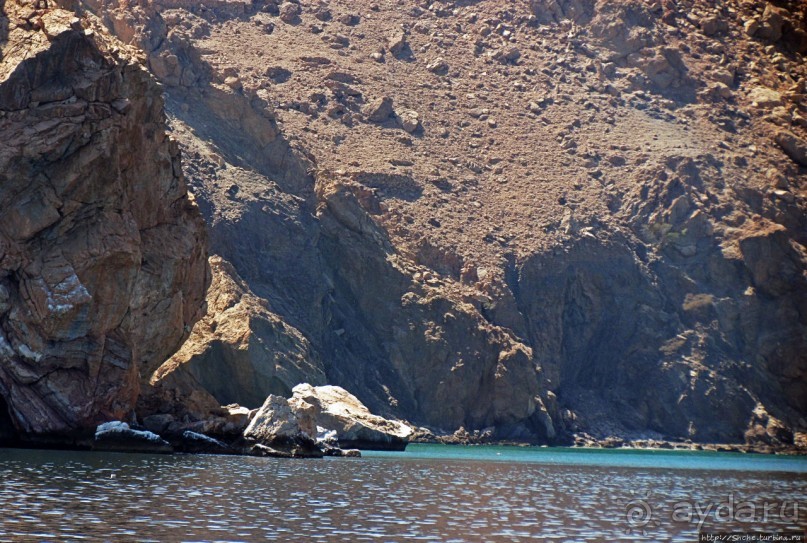 Оманские фьерды... Скалистое побережье Мусандама