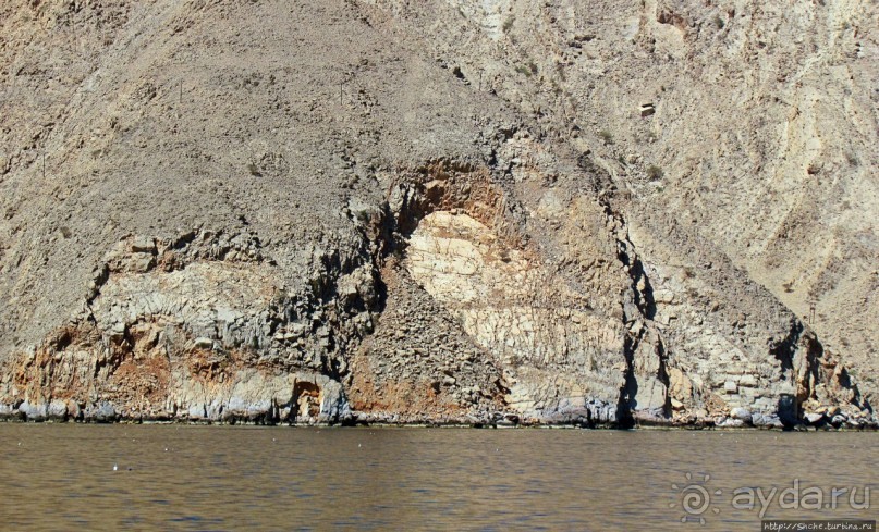Оманские фьерды... Скалистое побережье Мусандама
