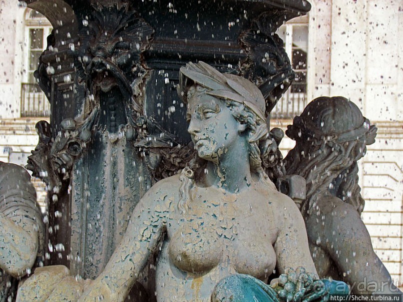 Замечательные фонтаны на площади Россио