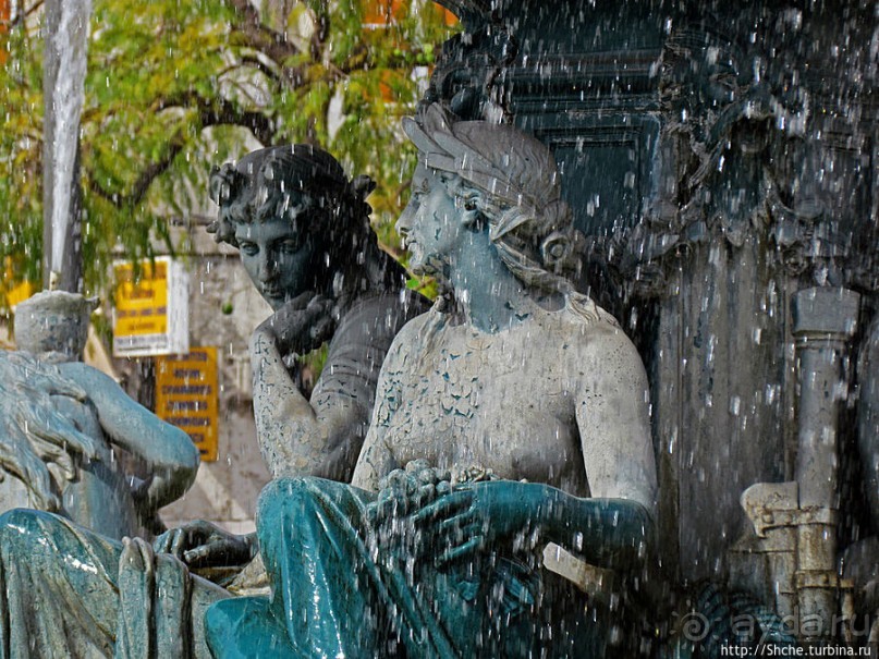 Замечательные фонтаны на площади Россио