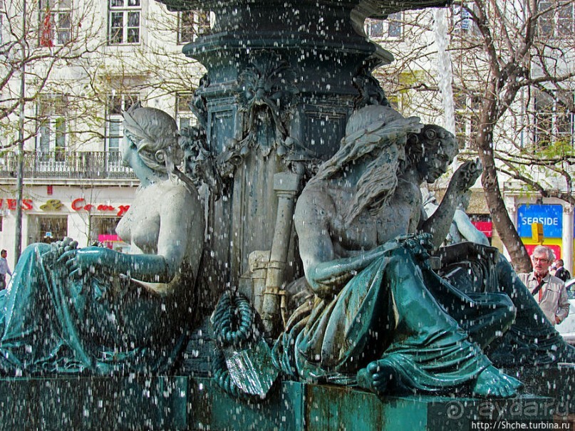 Замечательные фонтаны на площади Россио