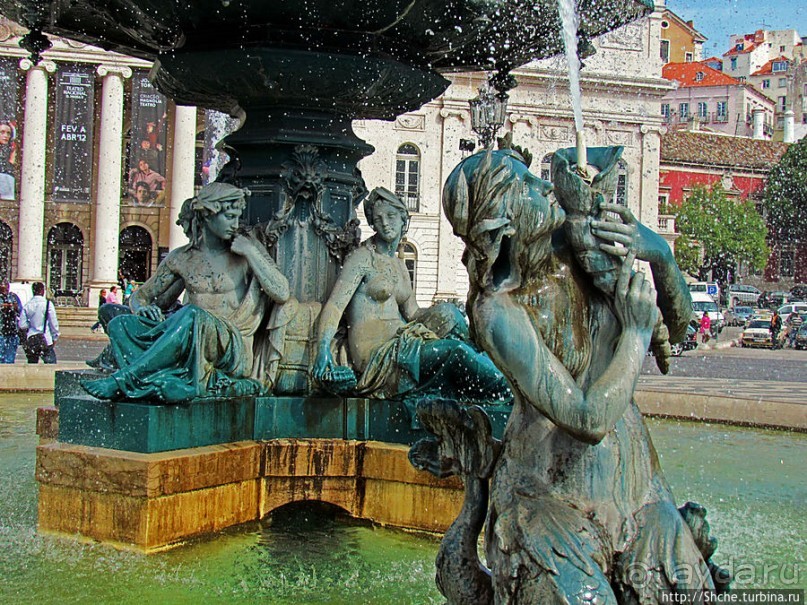 Замечательные фонтаны на площади Россио