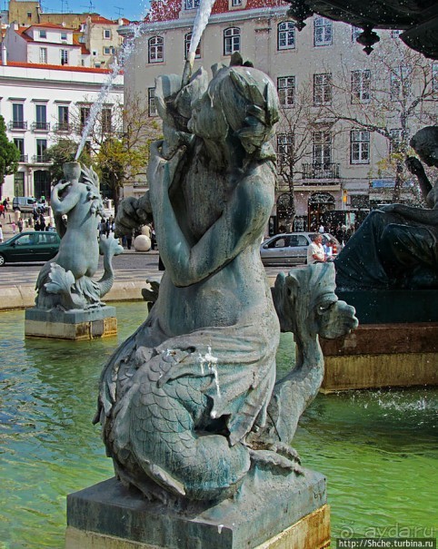 Замечательные фонтаны на площади Россио