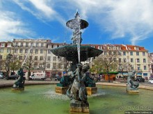 Замечательные фонтаны на площади Россио