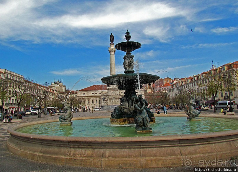 Замечательные фонтаны на площади Россио