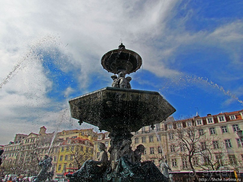 Замечательные фонтаны на площади Россио