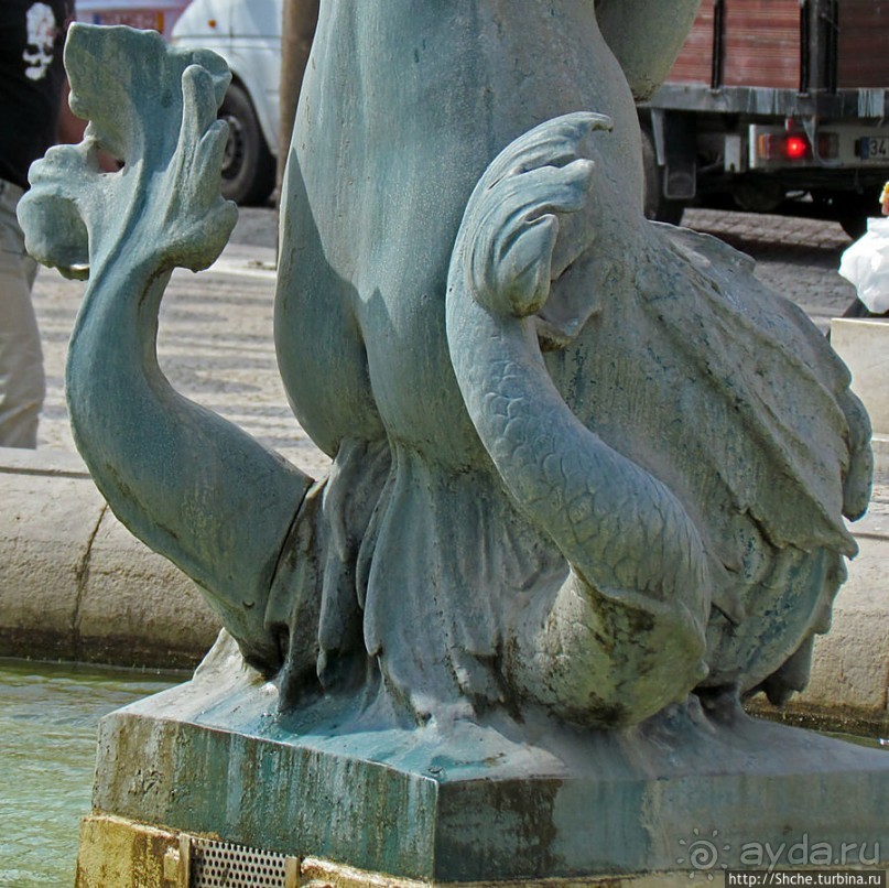 Замечательные фонтаны на площади Россио