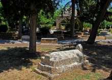 Уютный парк меж старых гробниц. Кирения